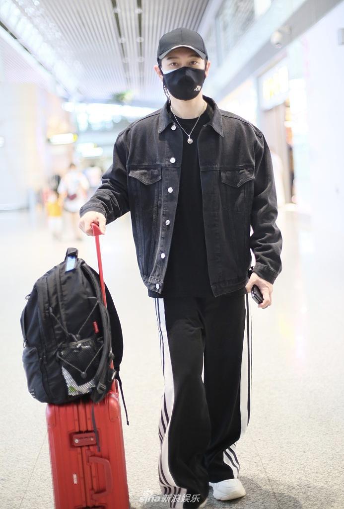 黄晓明自推行李箱低头走路 全黑LOOK化身酷盖帅气十足