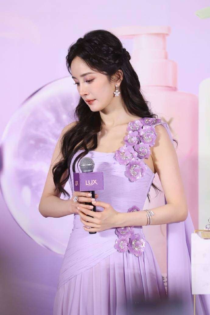杨幂紫色缎面礼服亮相微博之夜,三度加冕微博Queen惊艳全场