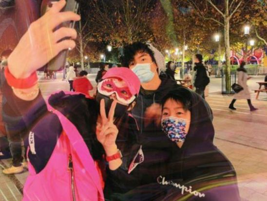 张柏芝两个孩子频繁换学校，大儿子成绩不好，对妈妈也爱答不理