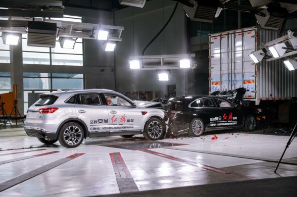 红旗H9、HS5通过双车高速追尾碰撞测试