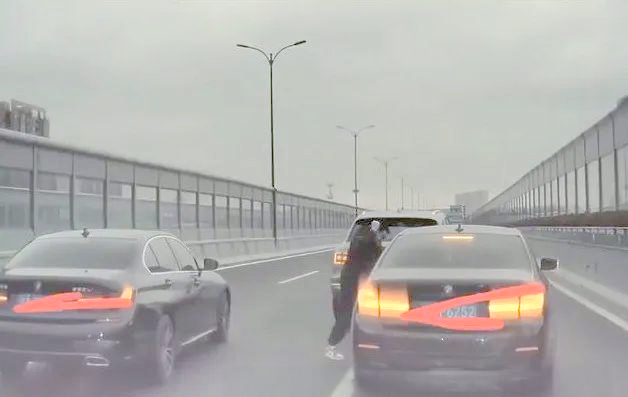 杭州豪车车祸事件引关注,宾利车主行为极端恶劣