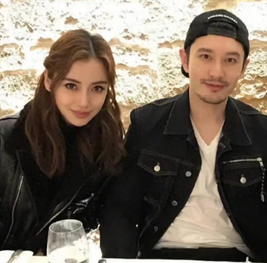 黄晓明前脚现身医院，杨颖后脚就被拍就医，手里拎着一大包药