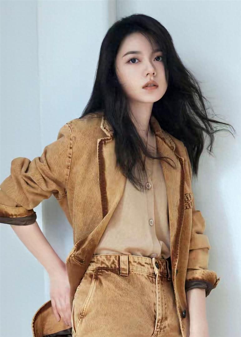 赵今麦焦糖色套装杀疯了！松弛又贵气，这波时尚表现力绝了