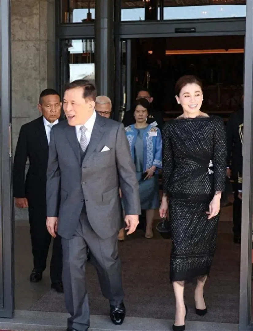 泰国王后从瑞典回国！穿蕾丝黑裙好惊艳，苏提达这次美成大赢家了