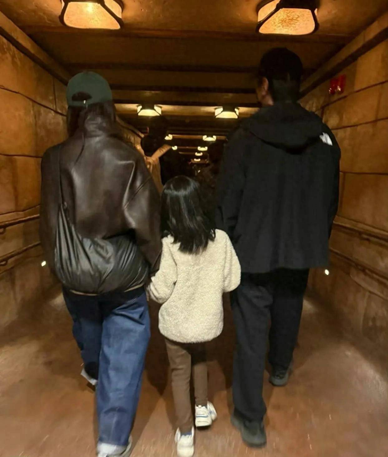 高圆圆赵又廷带女儿逛迪士尼，一家三口好有爱，7岁Rhea长高很多