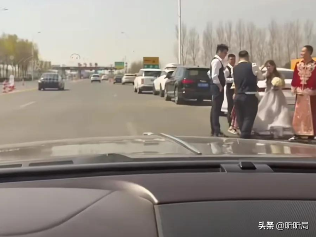 因行程超时,婚车为赶场竟抛新人在高速!多亏宾利车主仗义救急