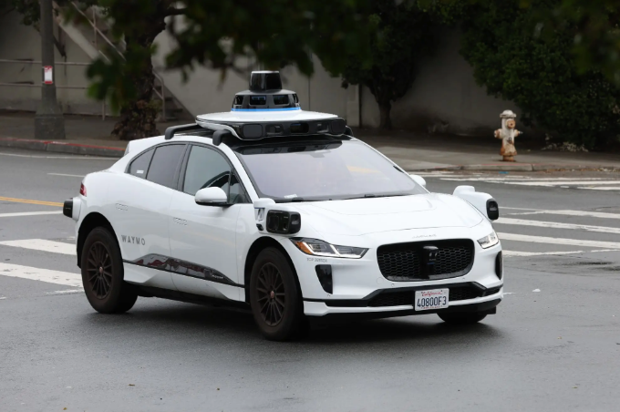 Waymo因软件缺陷召回3791辆Robotaxi，涉积水误判与路径规划风险