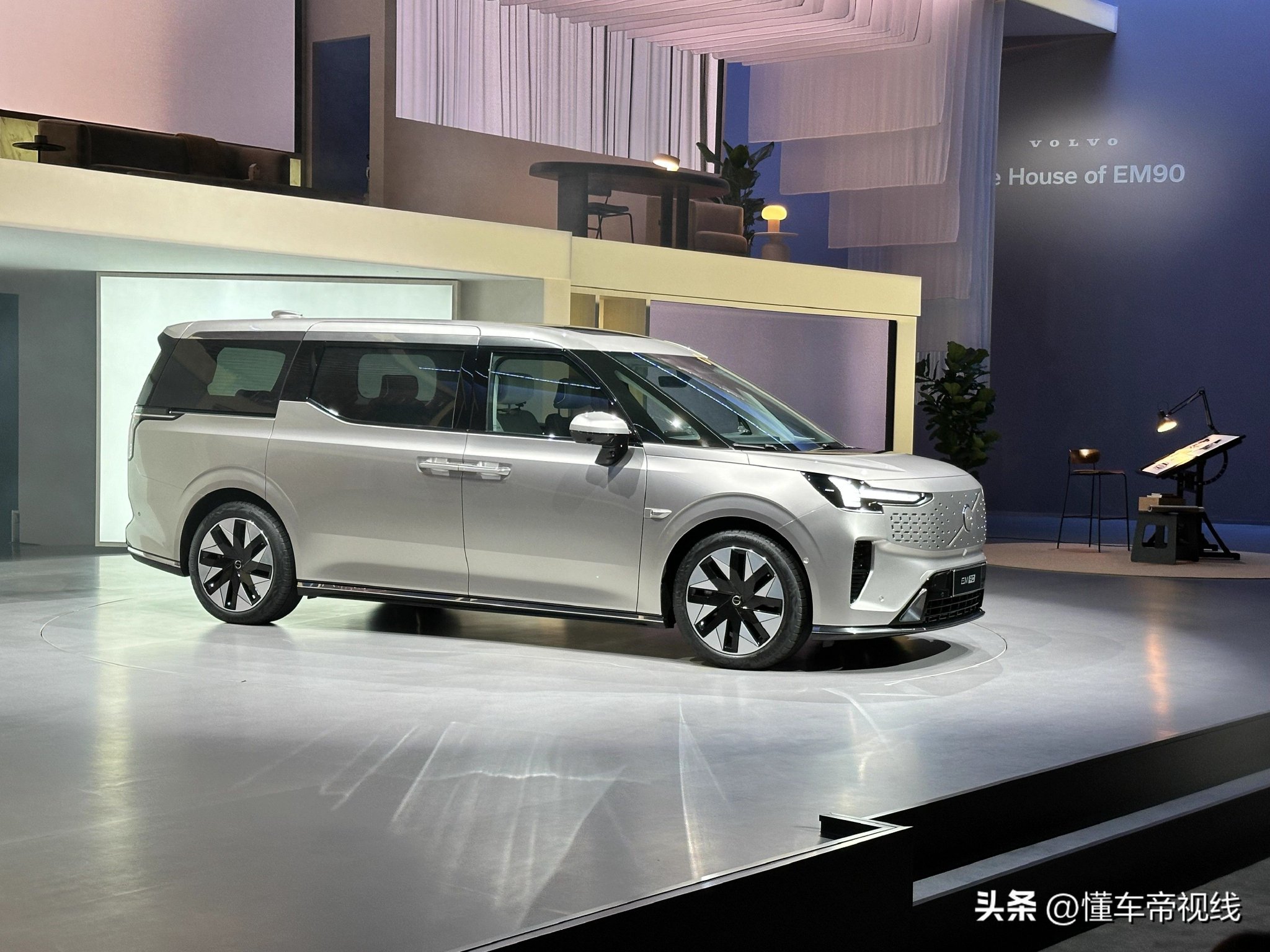 新车  售价81.8万元,沃尔沃首款MPV EM90正式发布,客厅风格内饰
