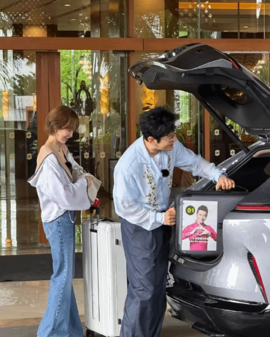 黄晓明行李箱贴满自己表情包:\"丫头 别拿错行李箱\"