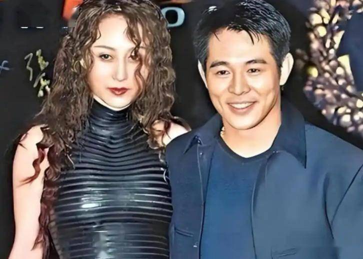 李连杰自曝与利智婚姻现状，李连杰和利智结婚三十多年，女方婚后彻底离开演艺圈，如今生活平淡温馨_巨星_感情_经历