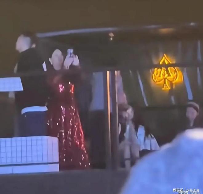 李湘王诗龄看跨年演唱会!王诗龄有专人跟着伺候,晒与张艺兴合照
