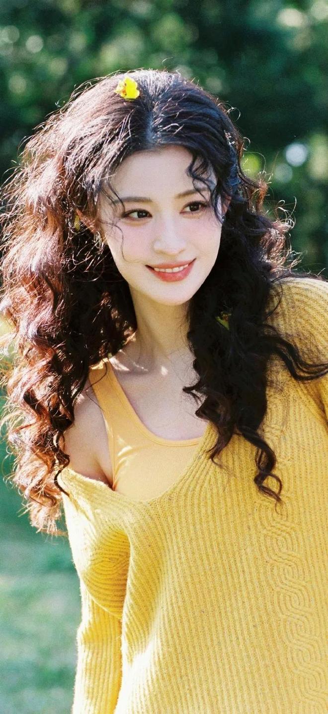 美女壁纸｜第1901期 · 王楚然：从低谷逆袭，用真诚与坚韧书写成长答卷