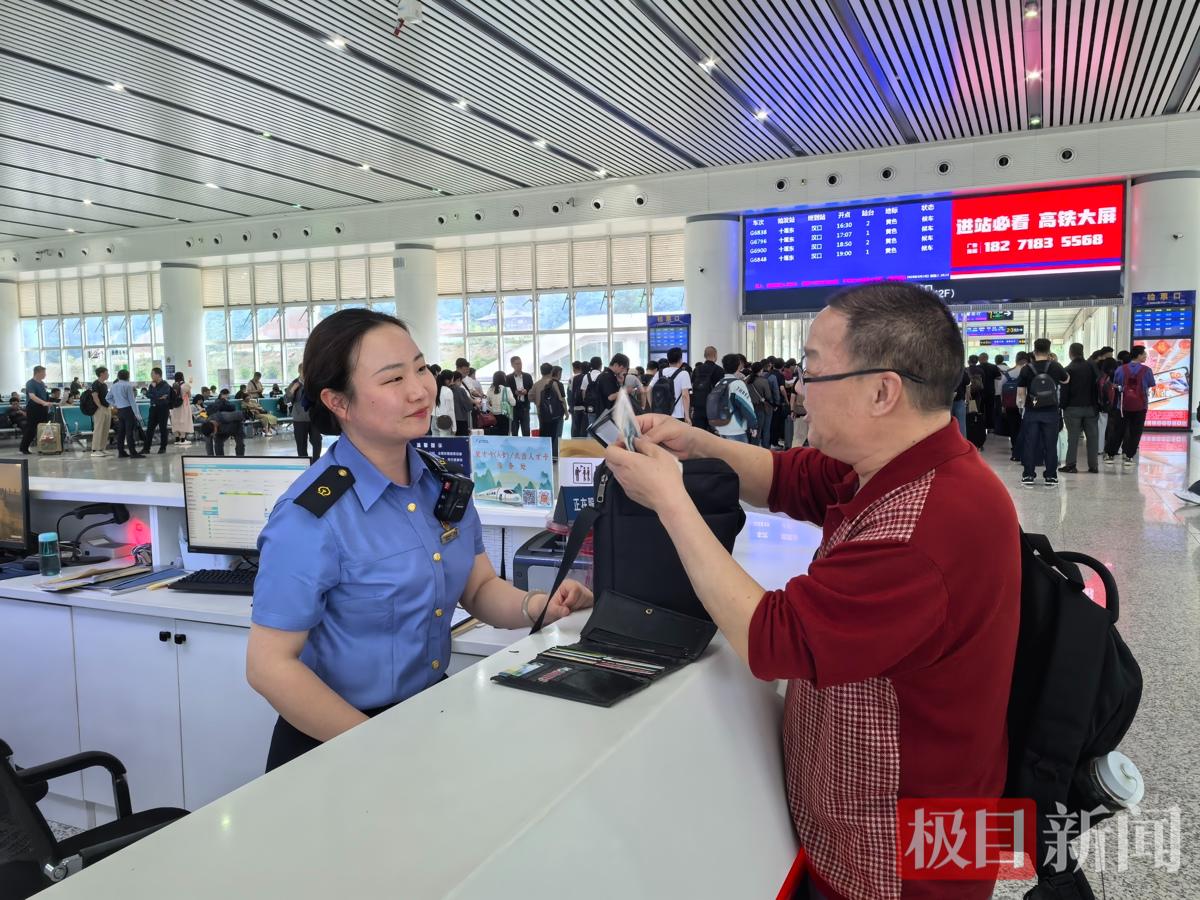 十分钟，百万银行卡失而复得！十堰东站上演暖心接力