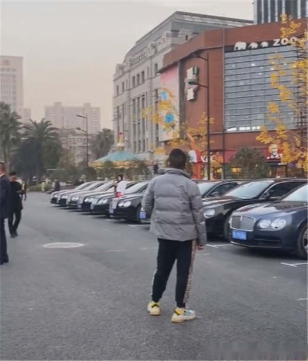 一批宾利聚会,车价超7位数,SUV居多,每位车主都是各行业佼佼者