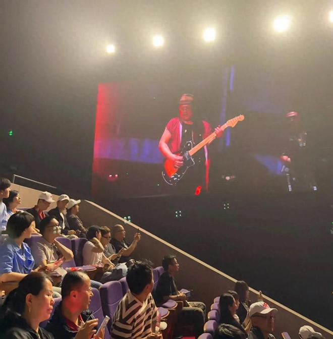 胡歌和黄磊杨烁现身崔健演唱会，三个人戴应援棒，摇头晃脑好享受