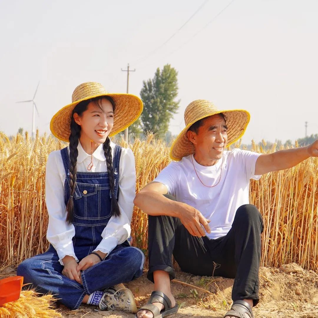 带着父亲嫁给青梅竹马，河南拖拉机女孩“麦小登”订婚了！祝福！—顶端新闻
