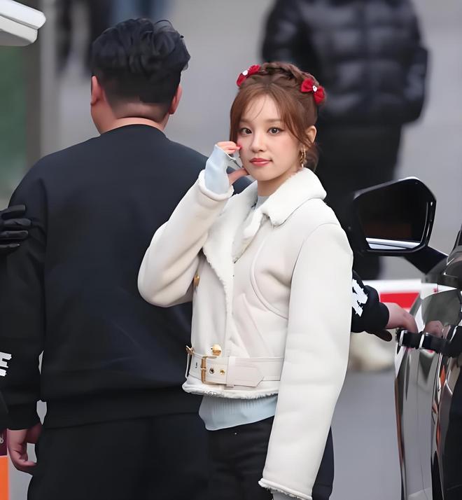 宋雨琦春晚联排亮相，红色蝴蝶结公主头造型令人惊艳，甜美又迷人
