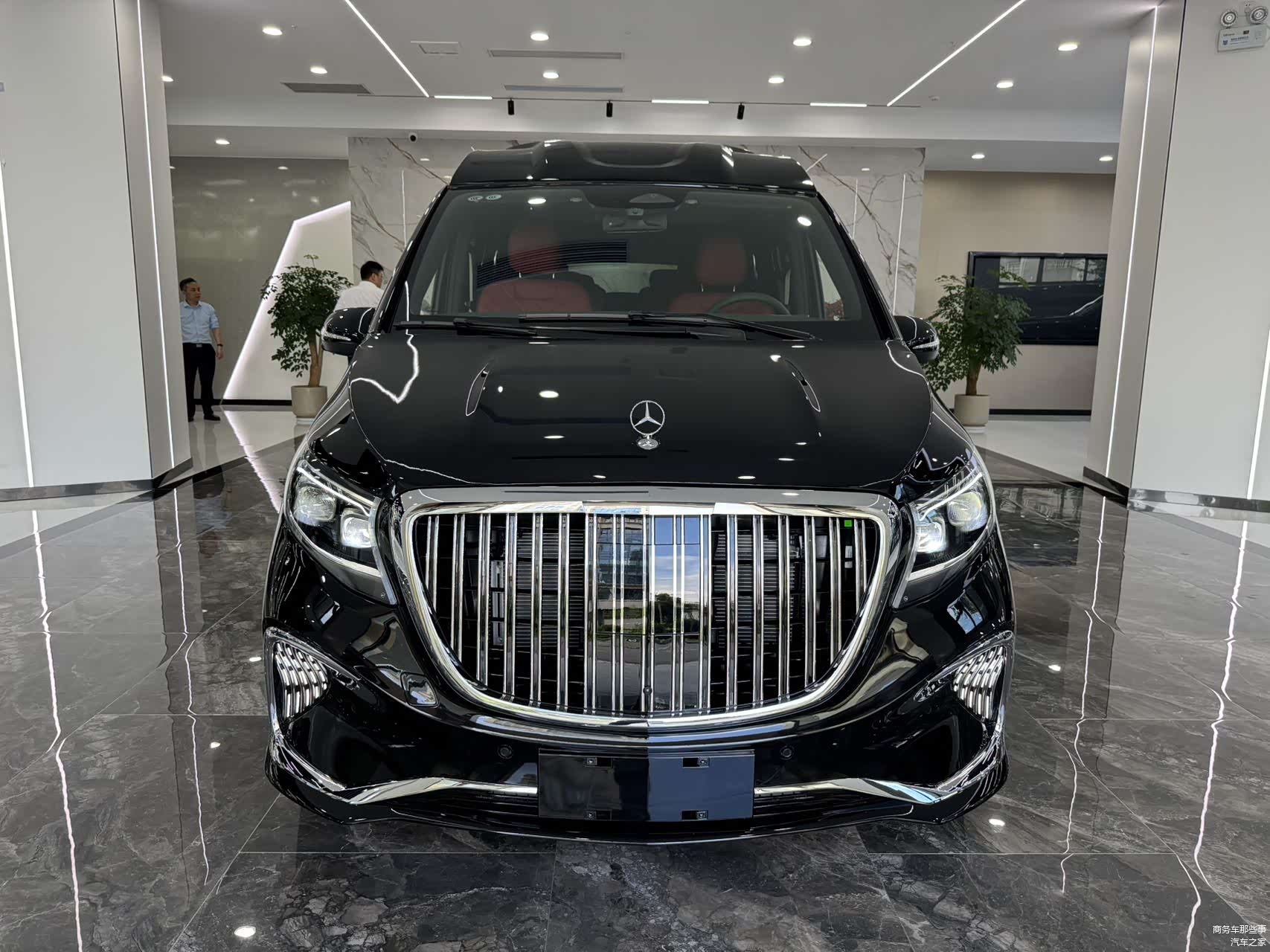 奔驰高顶版本商务车V300L,自带四轮空气悬挂,出行舒适有排面