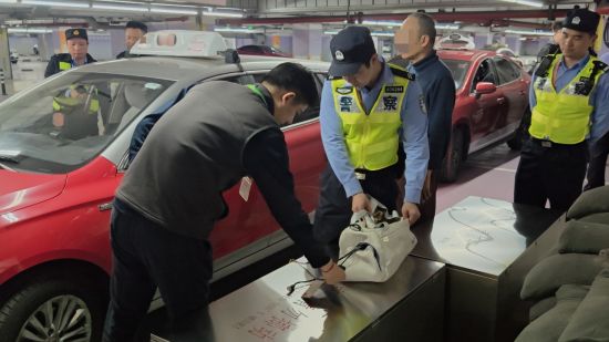 改装GPS虚假定位钻空子 上海机场公安查处10名违法人员