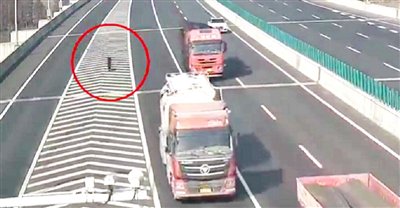 绍兴高速上一货车轮胎“离家出走”，幸好……_绍兴网