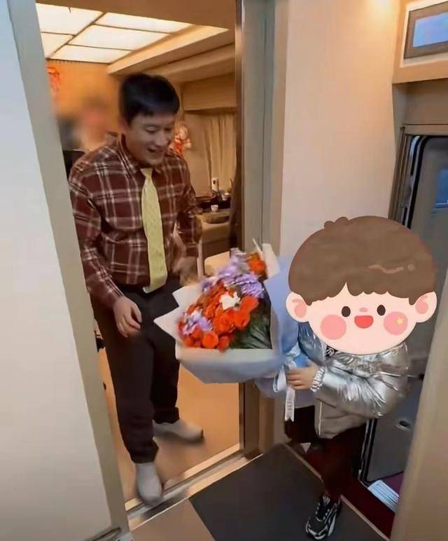 杨颖大方送儿子探班黄晓明!小海绵被爸爸搂怀里亲吻，画面超温馨_视频_孩子_花束
