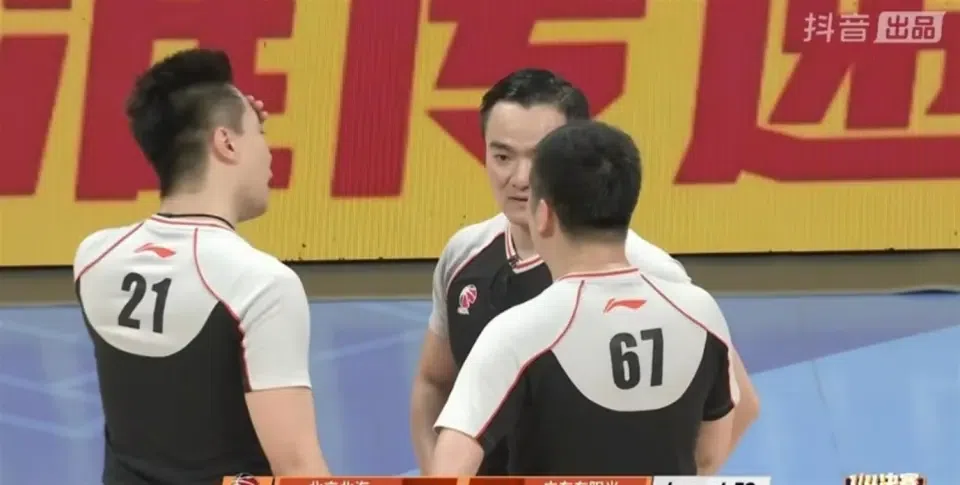 73-88！广东连续两年止步8强，罚球多20次，内线被碾压！杜锋赛后脸色铁青