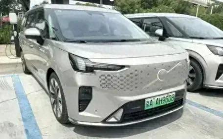 2025款沃尔沃EM90深度试驾体验