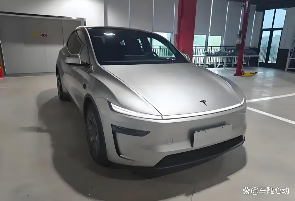 第三排塞进1米87大汉!特斯拉Model Y L空间实测,竟比理想i8多两指