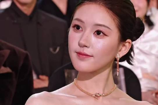 “镜头转到陈妍希42岁我真的，她吃防腐剂了 还有鞠婧祎让我眼前一亮啊！”