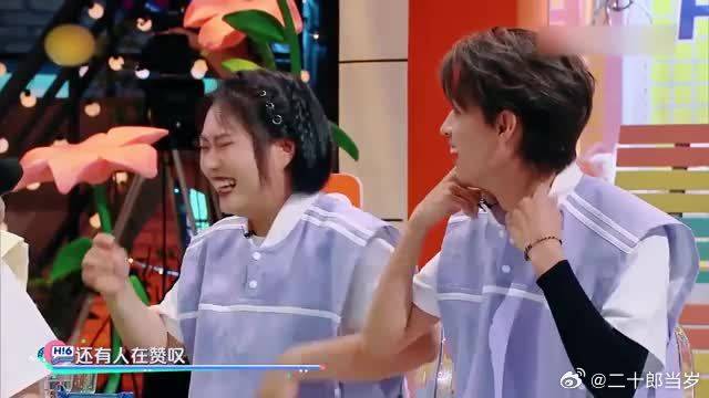 秦霄贤杨迪玩游戏停不下来，丁程鑫看入迷都忘记拿锅盖挡了，绝了