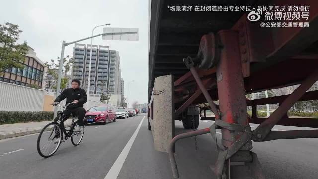 上海交警实车模拟大货车盲区风险警示快递外卖从业者