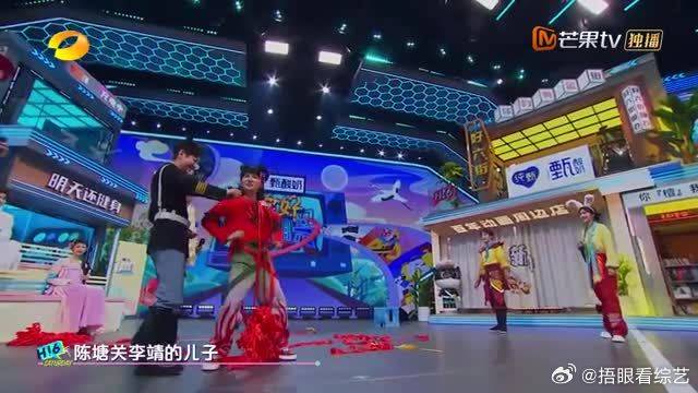 周深扯红菱太用力，丸子头都掉了，这造型还以为是新郎