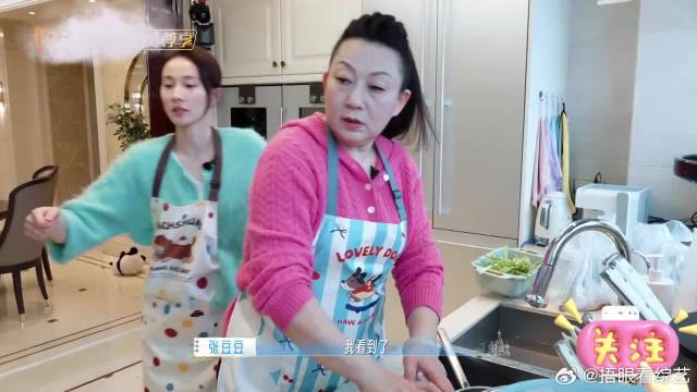 孙杨好黏张豆豆，完全离不开一秒！