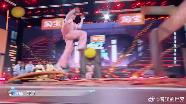 丁程鑫挑战三米五距离，直接来个飞踹，帅翻全场