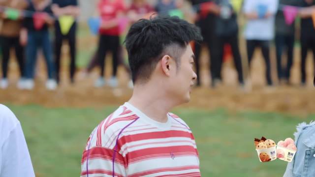 鹿晗下水前眉毛是完整的，下水后只剩前半截了