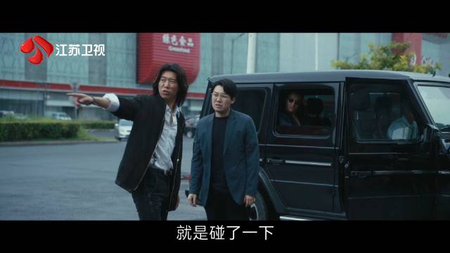 胡杜聪驾周荣奔驰肇事引三车事故,周荣对李茜显兴趣