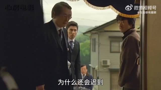 入殓师以轻柔动作守护逝者最后尊严