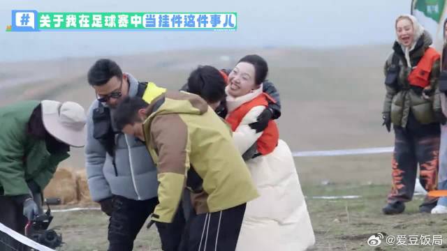 迟早要被周翊然笑死，嫌李嘉琦跑得慢直接一把抱起
