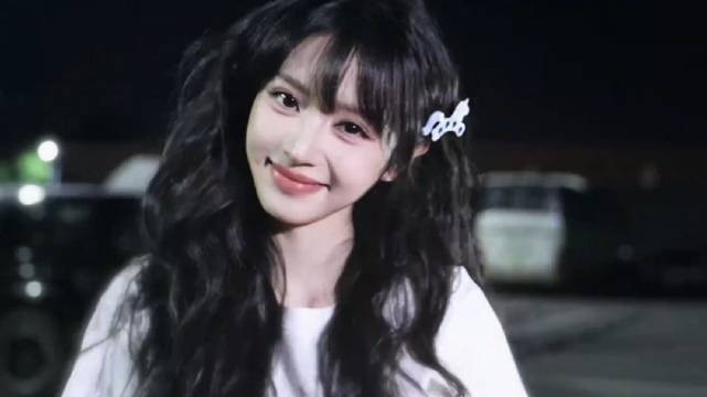田曦薇笑眼弯弯灵气十足,少女感氛围拉满
