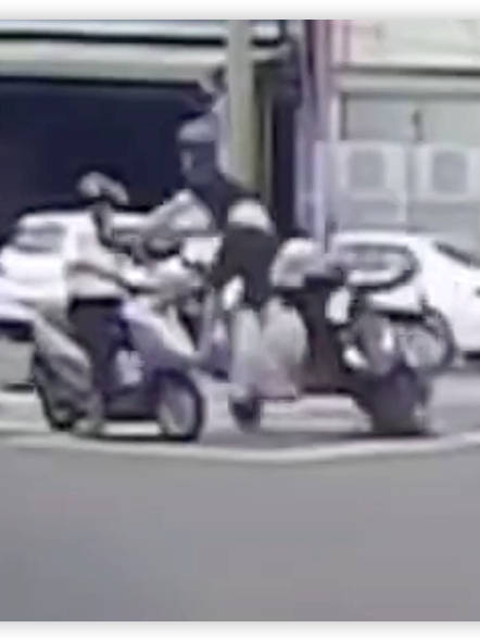 撞一个摩托，摩托人撞两个摩托人
