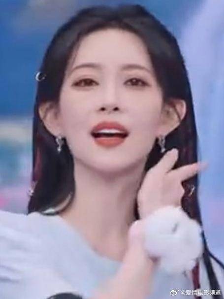 难怪能拿下李昀锐，孟子义也太美了，完全移不开眼！丨一见你就笑