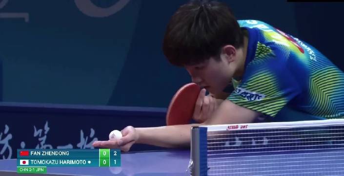 张本智和对阵樊振东上演精彩对决
