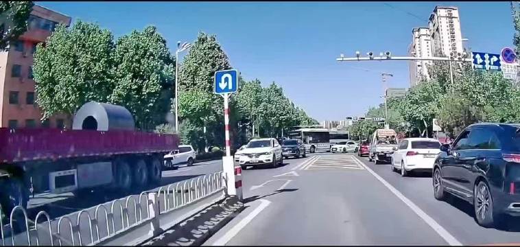 大货车钢卷倾倒惊险瞬间，安全出行警钟再鸣
