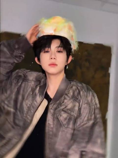 陈奕恒新音卡包视频发布，表情灵动展现自信魅力