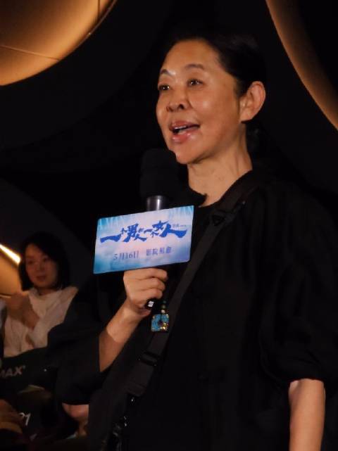 倪萍现身黄渤倪妮新片首映礼，笑称二人是亲戚