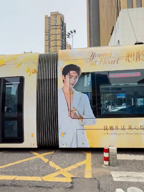 许凯武汉痛车， 好帅好霸气， 这个排面直接拉满， 武汉so粉可以去偶遇了！