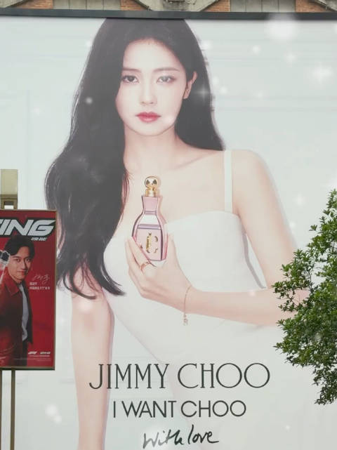 白鹿作为jimmychoo全球品牌代言人亮相武汉汉街