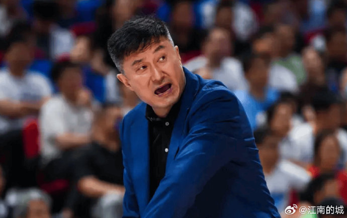 郭艾伦在解说CBA季后赛时具体是怎么评价主教练杜锋的？