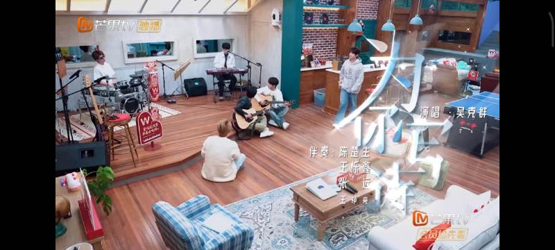 吴克群边拍边嘴巴发出感叹的语气 他非常享受这个气氛 吴克群丨王铮亮