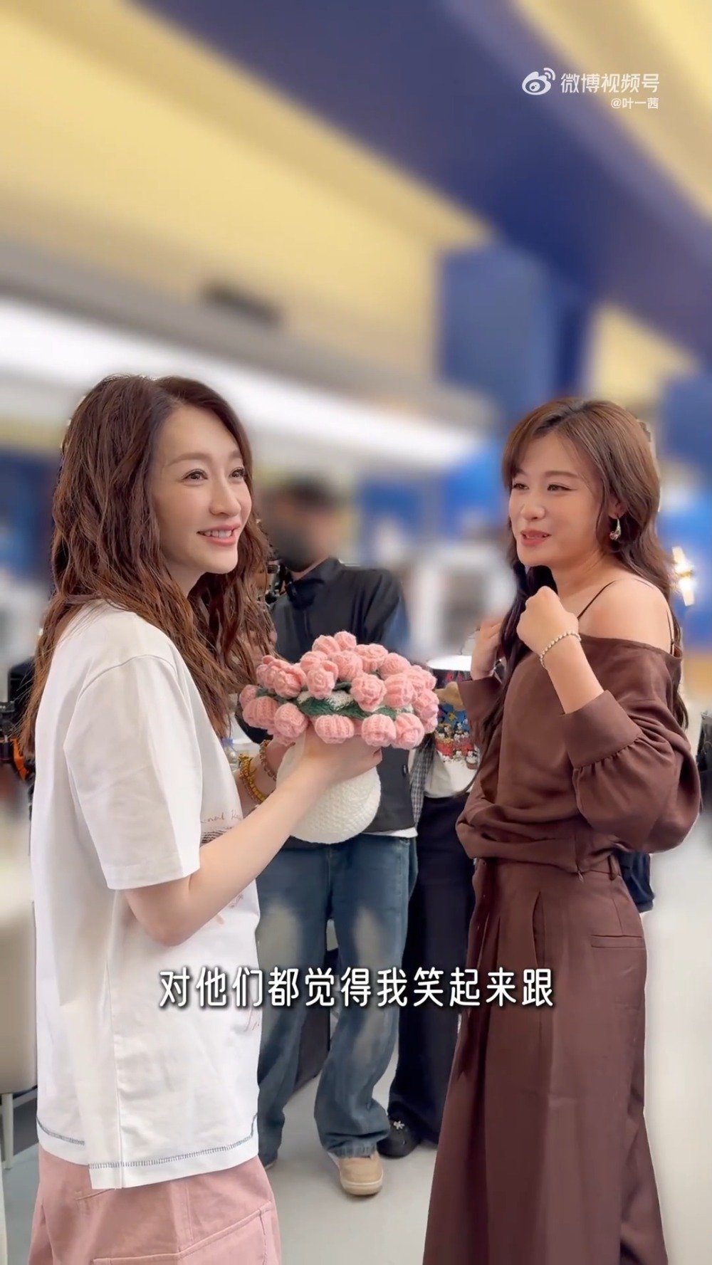 叶一茜送李小冉花束毯笑称母女,李小冉回应笑容似Cindy